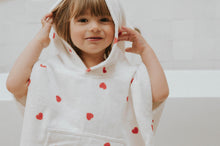 Charger l'image dans la galerie, Poncho de Bain Suzon - Coeur Rouge (4/6 ans)