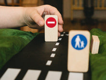 Charger l'image dans la galerie, Panneaux de signalisation en bois
