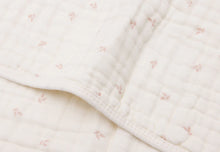 Charger l'image dans la galerie, Couverture en gaze de coton - Wild Rose
