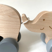 Charger l'image dans la galerie, Animal en Bois - Maman et Bébé Eléphant
