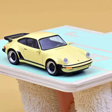 Charger l'image dans la galerie, Station Service Palm Springs + Porsche 911 Turbo Jaune
