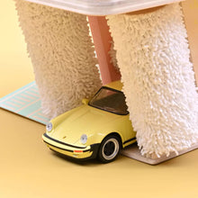 Charger l'image dans la galerie, Station Service Palm Springs + Porsche 911 Turbo Jaune
