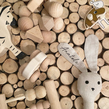 Charger l'image dans la galerie, Hochet Lapin personnalisable - Beige
