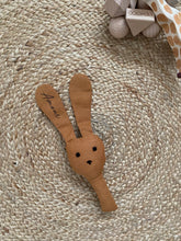 Charger l'image dans la galerie, Hochet Lapin personnalisable - Camel
