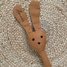Charger l'image dans la galerie, Hochet Lapin personnalisable - Camel
