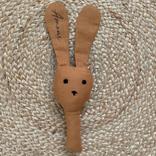 Charger l'image dans la galerie, Hochet Lapin personnalisable - Camel
