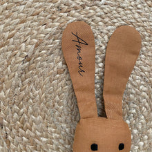Charger l'image dans la galerie, Hochet Lapin personnalisable - Camel
