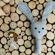 Charger l'image dans la galerie, Hochet Lapin personnalisable - Gris
