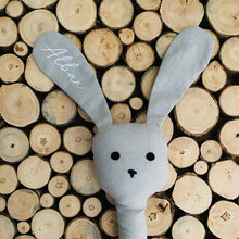 Charger l'image dans la galerie, Hochet Lapin personnalisable - Gris
